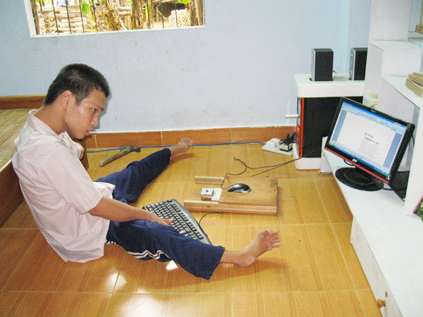 Ve Sầu loay hoay sửa thơ trên máy vi tính. Ảnh: Thanh Ba