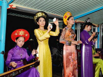 Dịch vụ ca Huế trên sông Hương vẫn lộn xộn