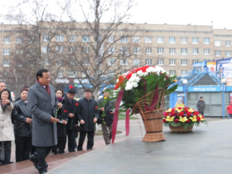 Bên tượng đài Bác Hồ ở Mátxcơva