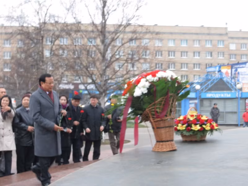 Bên tượng đài Bác Hồ ở Mátxcơva