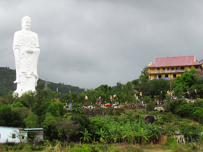 Ba pho tượng kỷ lục Việt Nam