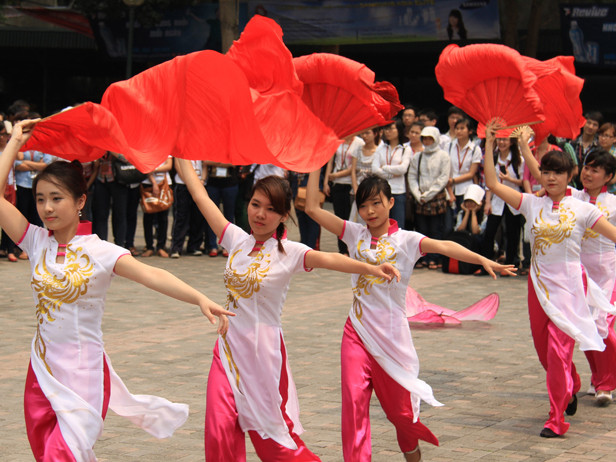 Ngẫu hứng sinh viên chào mừng ngày thành lập Đoàn