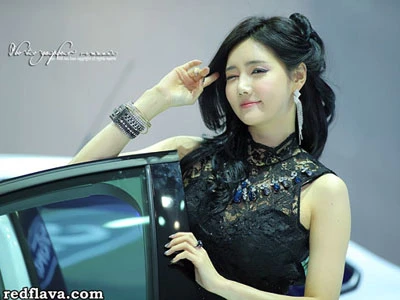 Váy ren gợi cảm bên Ford Focus