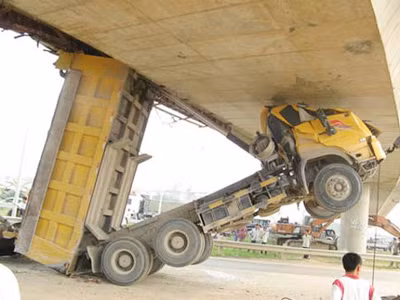 Hiện trường vụ tai nạn hy hữu trên đường Láng - Hòa Lạc