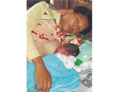 Trạm xá từ chối, đẻ rớt ngoài đường