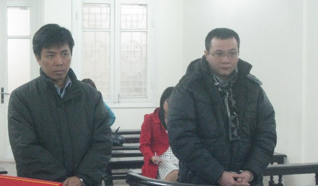 Cựu Trưởng phòng giao dịch (tóc ngắn, bên phải tấm hình) trong phiên xử.