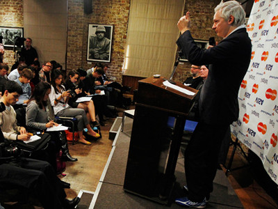 Ông trùm Wikileaks Julian Assange phát biểu trước báo giới