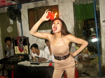 Người chuyển giới Sài thành hát thuê, xiếc lửa kiếm sống