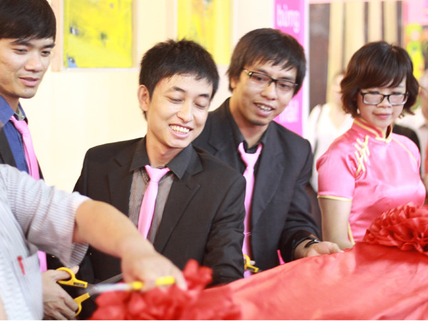 Mang tranh người Việt đến cho người Việt