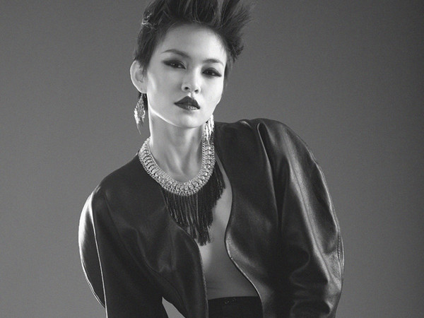 Mâu Thanh Thủy 'thả rông' vòng 1 đầy khiêu khích