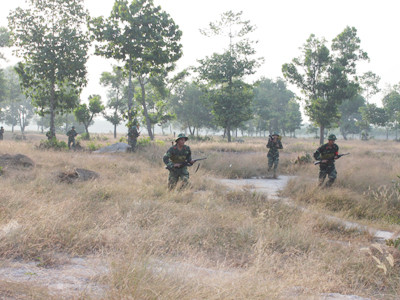 Chiến sĩ trẻ xung phong tiêu diệt địch