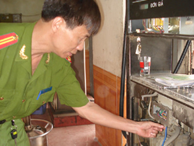 Gắn chíp máy bơm xăng để móc túi khách hàng