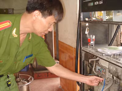 Gắn chíp máy bơm xăng để móc túi khách hàng