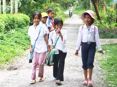 Trẻ em đi học ở ấp 10 Ảnh: C.T