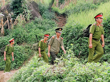 Tên tướng cướp khoác chiếc áo đầy súng và mìn