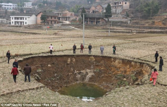 Một thị trấn có 20 'hố tử thần'