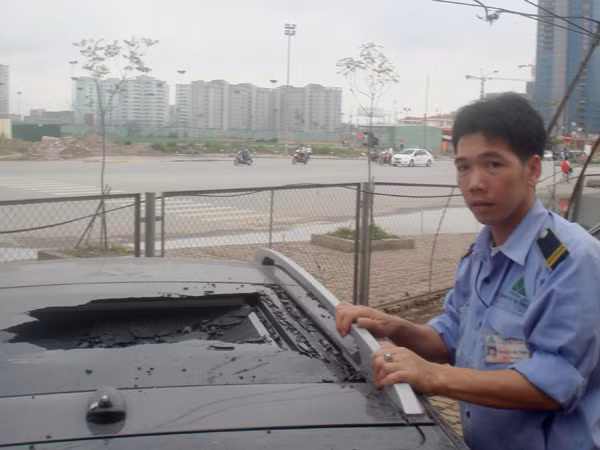 Chiếc xế hộp bị vỡ toang cửa nóc
