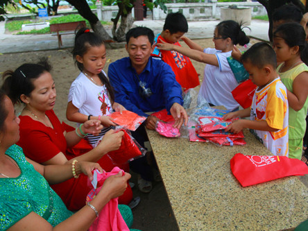 Tặng quần áo cho các em nhỏ ở Trường Sa