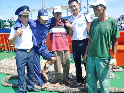 12 ngư dân gặp nạn về bờ an toàn