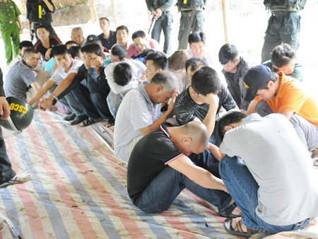 Các con bạc bị bắt giữ. Ảnh: Tuấn Nguyễn