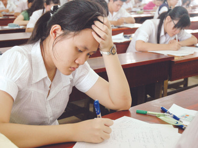 Thí sinh làm bài thi vào Đại học Tôn Đức Thắng mùa tuyển sinh 2010	Ảnh: Quang Phương
