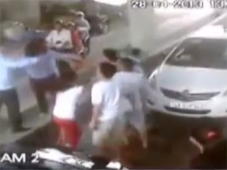 Toàn bộ vụ xô xát đã được camera giám sát ghi lại