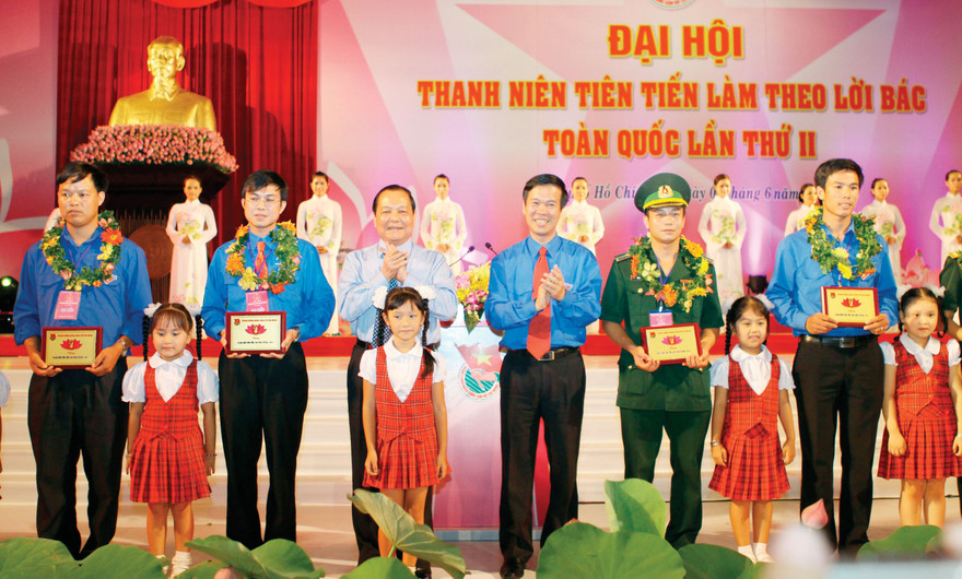Bí thư Thành uỷ TPHCM Lê Thanh Hải và Bí thư thứ nhất T.Ư Đoàn Võ Văn Thưởng trao danh hiệu “Thanh niên tiên tiến làm theo lời Bác” cho các tấm gương điển hình. Ảnh: TTXVN