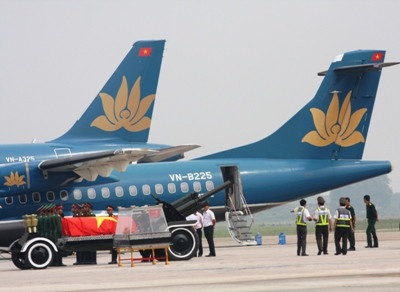 Phi công, tiếp viên đeo băng tang Đại tướng