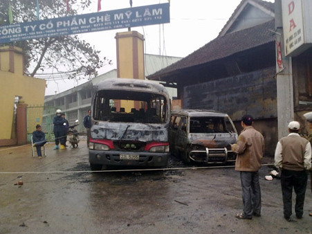 Hai xe khách cháy rụi trước cổng công ty chè