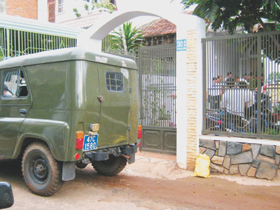 CQĐT đang thực hiện lệnh bắt - khám xét nhà đối tượng Nguyễn Văn Nhân Ảnh: Lê Kiến