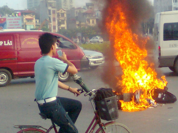Một chiếc Honda Air Blade đang cháy ngùn ngụt. Ảnh P.V