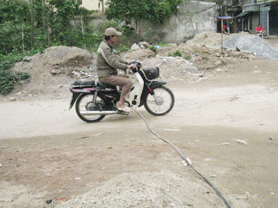 Dây điện vắt ngang đường đi