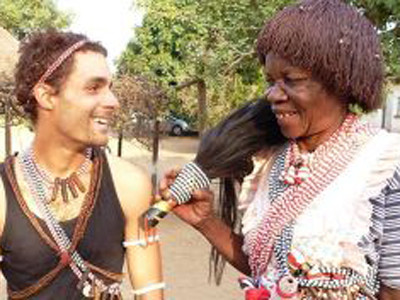 Giám đốc ngân hàng bỏ việc, làm thầy mo