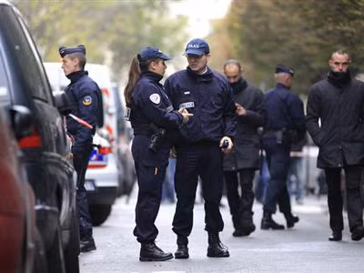 Cảnh sát đứng trước trụ sở của nhật báo Liberation