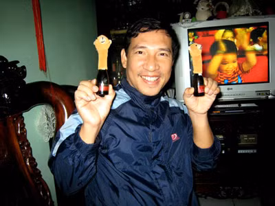 Vợ Quang Thắng bị buộc thôi việc vì sinh con thứ 3