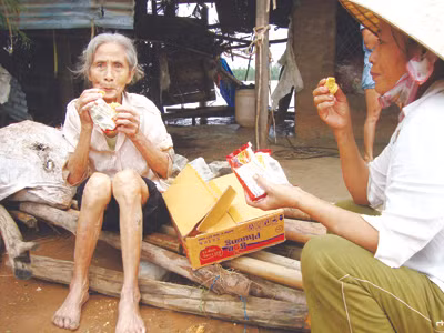 Đây là những gói mì tôm đầu tiên đến với người dân Cồn Nâm (Quảng Bình) sau bốn ngày bị nước lũ cô lập