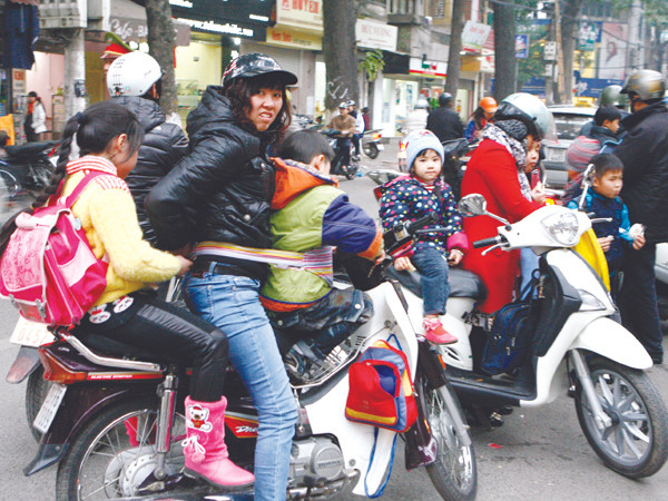 Phụ huynh học sinh trường tiểu học Lê Ngọc Hân (Hà Nội) ngày đầu tiên đón con theo lịch mới. Ảnh: Hồng Vĩnh