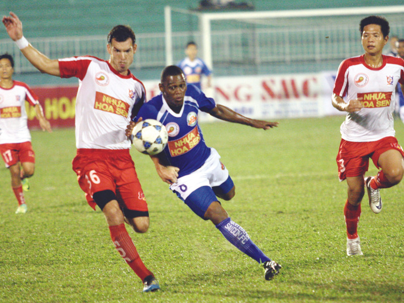 Cuộc đối đầu giữa Navibank SG (xanh) và Bình Định chiều qua đã không xuất hiện trên nhiều kênh truyền hình. Ảnh: Tường Vũ