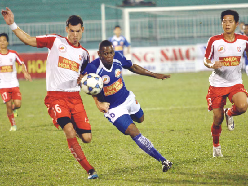 Cuộc đối đầu giữa Navibank SG (xanh) và Bình Định chiều qua đã không xuất hiện trên nhiều kênh truyền hình. Ảnh: Tường Vũ