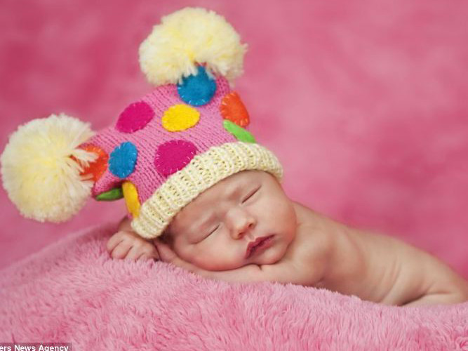 Bé đội mũ len ngủ cực dễ thương