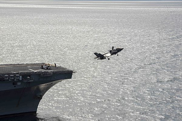 F-35B Lightning II lần đầu thử nghiệm trên tàu đổ bộ