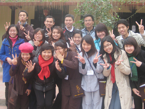 Bạn trẻ sau nhiều giờ ngồi thiền trong chùa. Ảnh: D.N