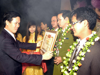 Anh Võ Văn Thưởng - Bí thư thứ nhất Trung ương Đoàn trao bằng khen cho Gương mặt trẻ tiêu biểu 2009	Ảnh: Phạm Yên