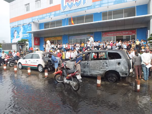 Hai xe taxi Vinasun bị đốt cháy trước siêu thị