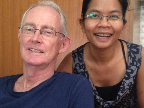 Hai phóng viên Alan Morison, cựu binh người Úc (bên trái) và Chutima Sidasathian của Phuketwan bị Hải quân Hoàng gia Thái Lan kiện