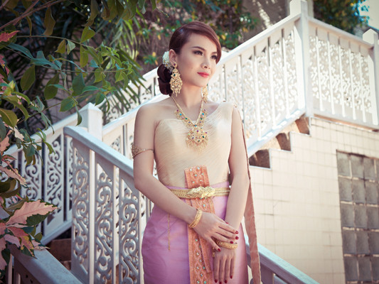 Yến Trang bất ngờ khoe ảnh mặc áo cưới hoàng gia