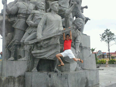 Hiệp Gà 'quần đùi, áo phông' đánh đu lên di tích lịch sử