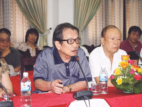 Nhà biên kịch Lê Phương (trái): Mừng vì điện ảnh đã chạm đáy. Ảnh: Hoàng Tuấn