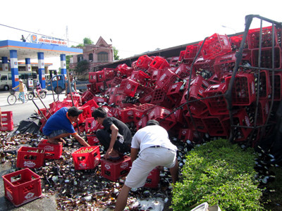 Xe nổ lốp, gần nghìn thùng bia rơi xuống đường