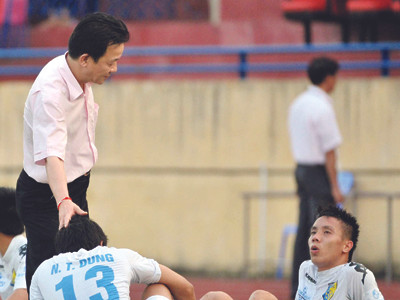 Bầu Hiển thoái vốn khỏi Hà Nội T&T và SHB Đà Nẵng